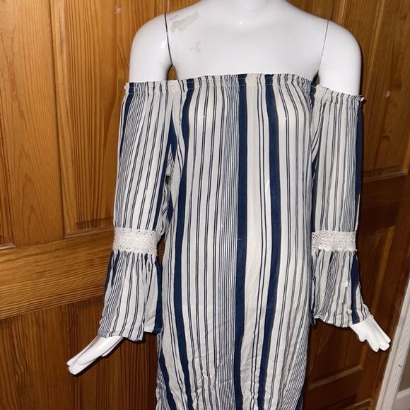 Off the shoulder bell sleeve dress - Picture 2 of 6